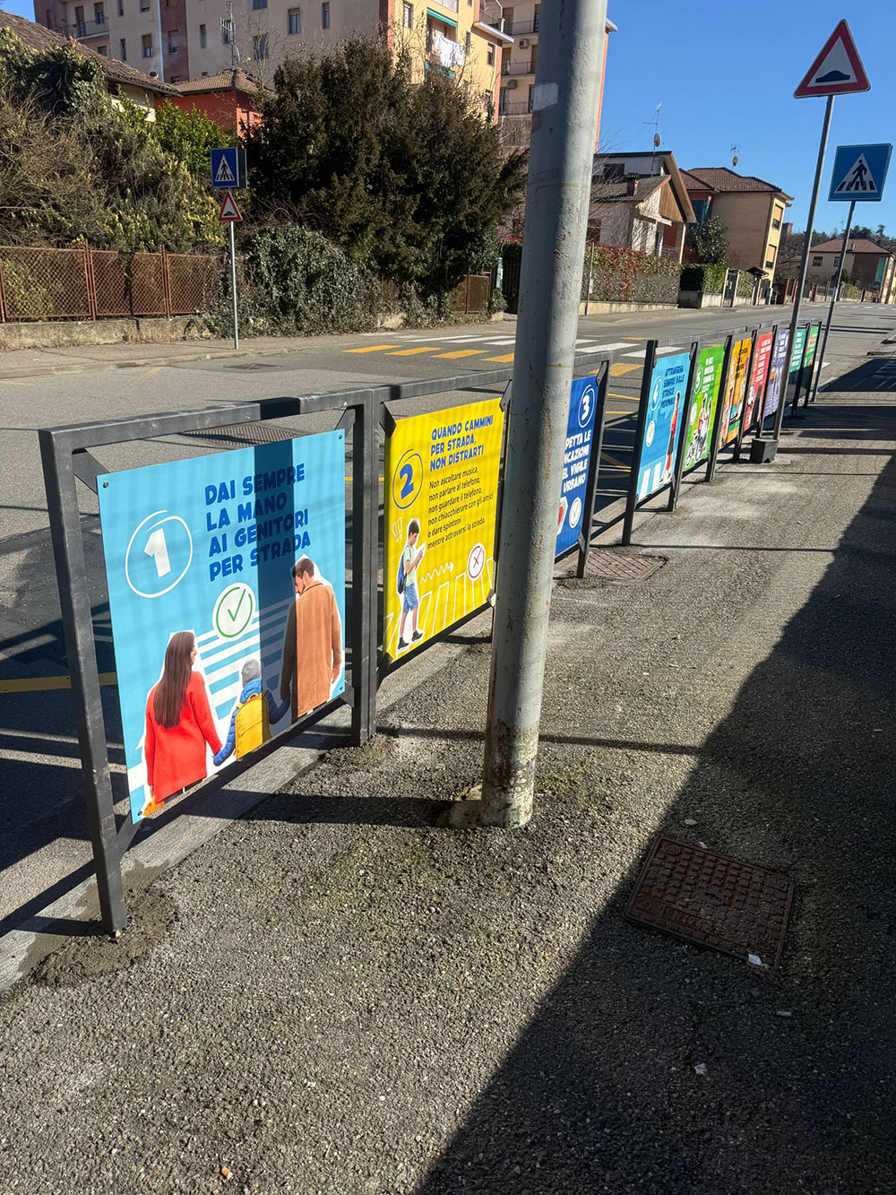 Cartelli educativi all'uscita dalle scuole