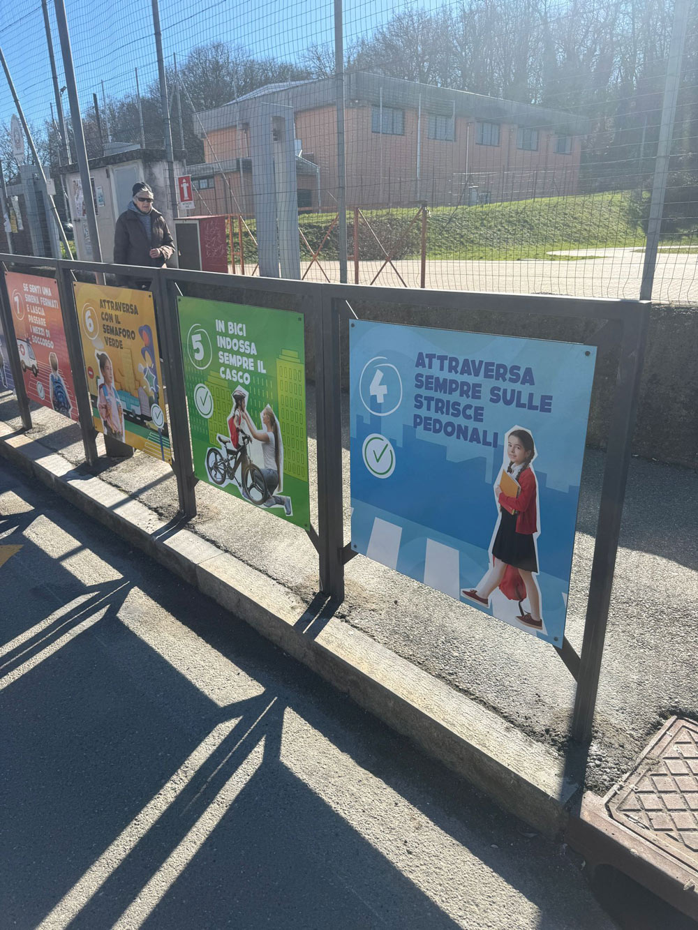 Cartelli educativi all'uscita dalle scuole
