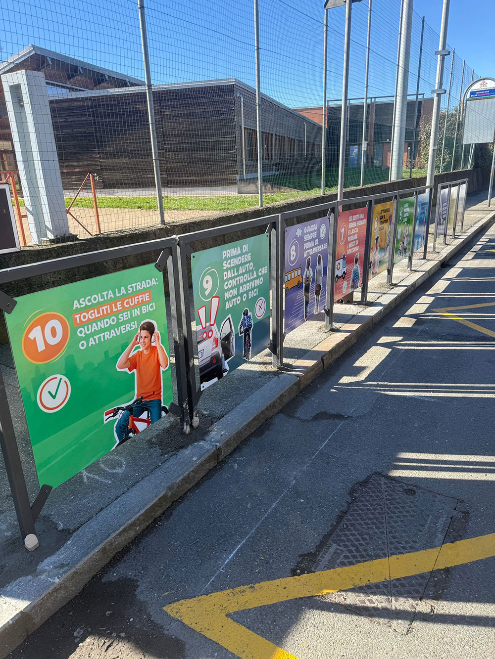 Cartelli educativi all'uscita dalle scuole