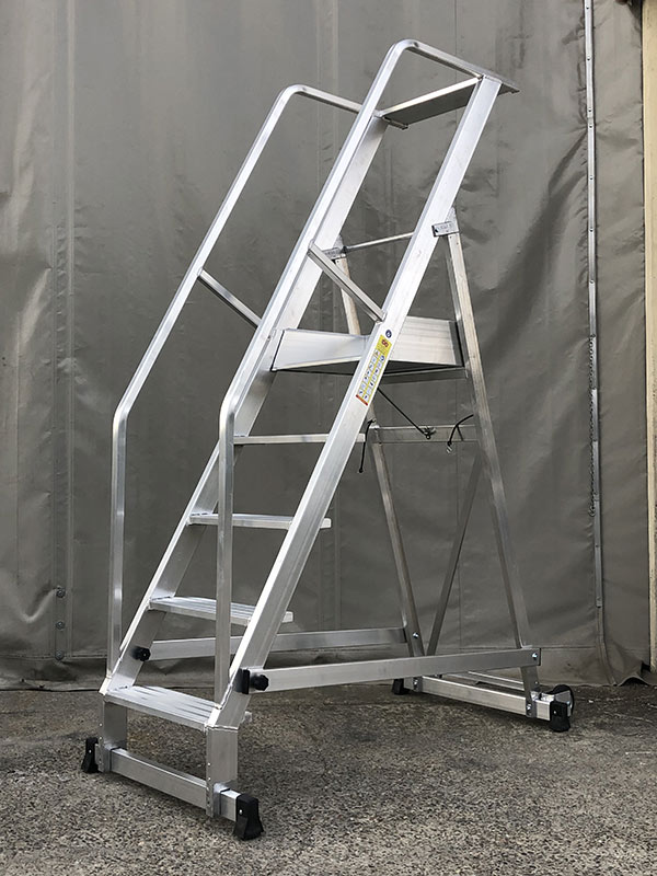 scala a palchetto chiudibile speciale dotata di comoda piattaforma e ringhiere di protezione