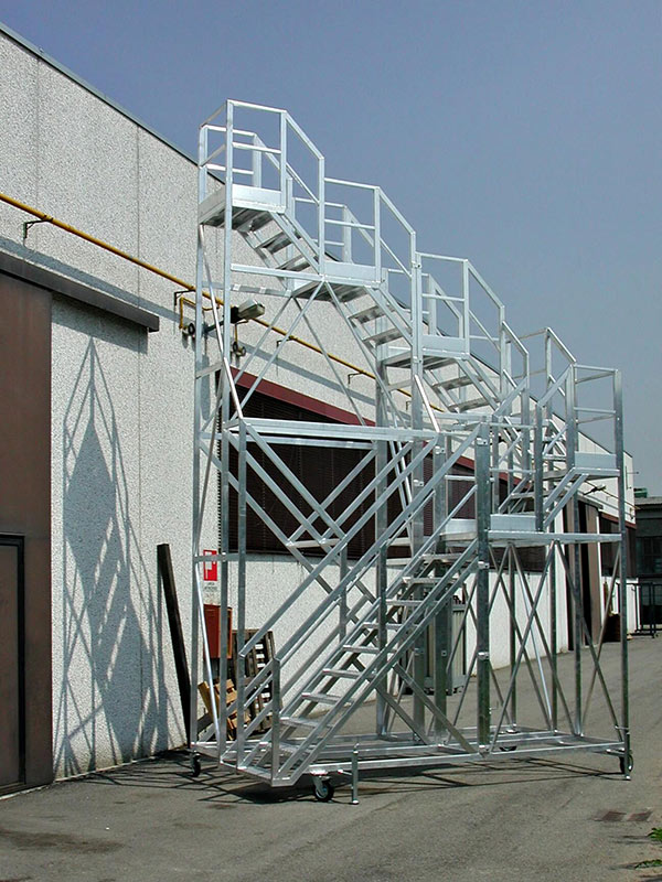 scala con piani di varie altezze